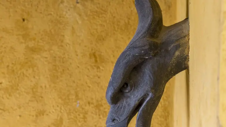 La testa d'aquila alla Prioria del Vittoriale che verrebbe dalla Torre civica di Fiume - © www.giornaledibrescia.it