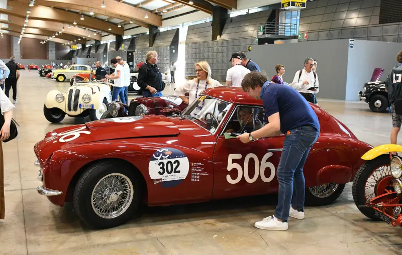 Mille Miglia, le verifiche tecniche al Brixia Forum