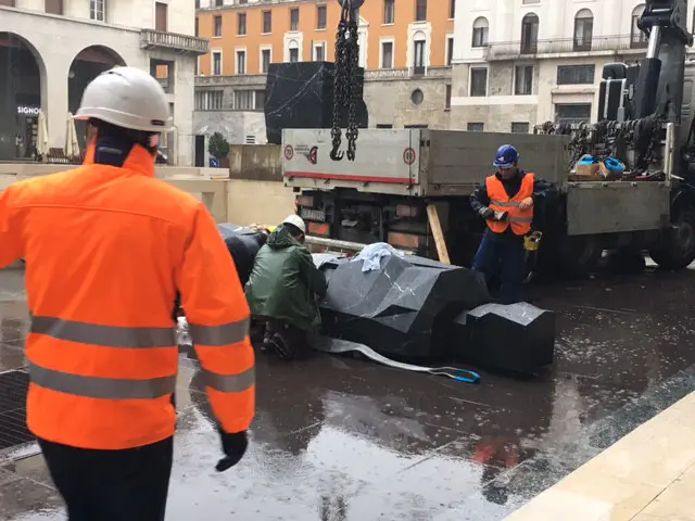 Il «gigante» di marmo nero di Paladino in piazza Vittoria