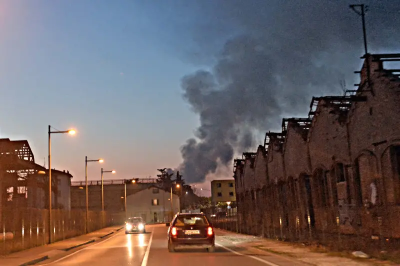 Grosso incendio in città: le foto