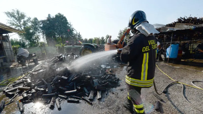 Flero, fiamme nella legnaia