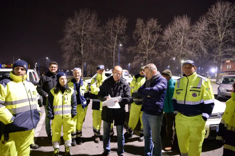La partenza dei gruppi di volontari della protezione civile bresciani