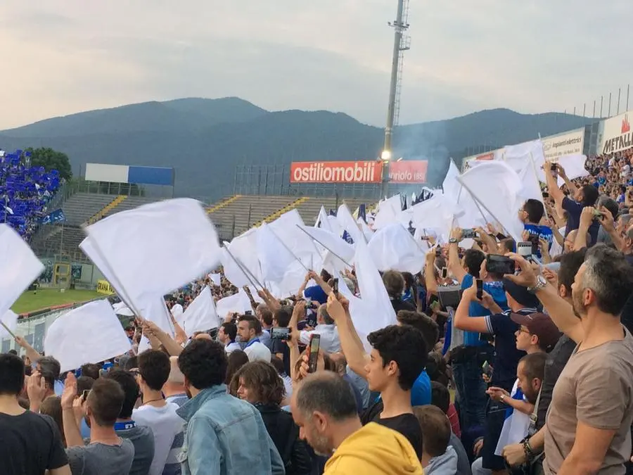 Festa e selfie sugli spalti del Rigamonti