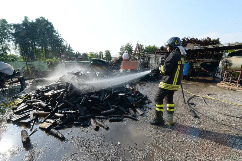 Flero, fiamme nella legnaia