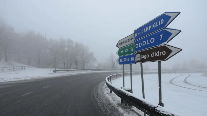 Neve e mezzi spargisale in azione