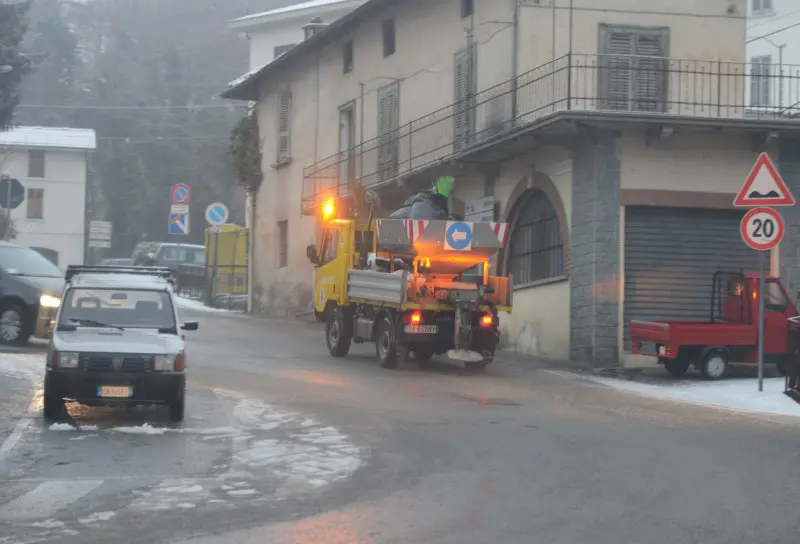 Neve e mezzi spargisale in azione