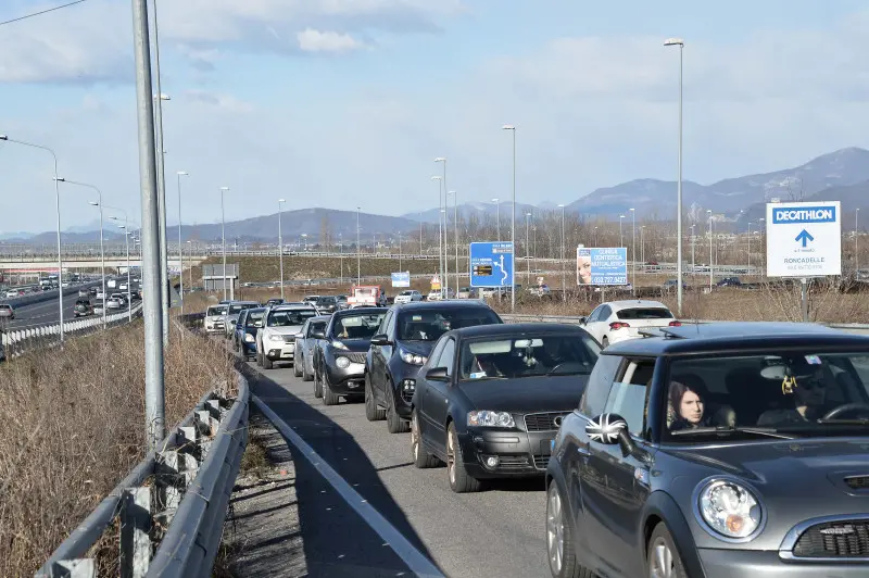 Code e affollamento al centro Elnos per i saldi