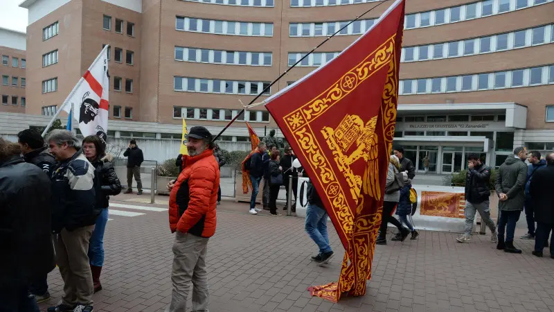 Il sit dei Serenissimi in davanti al Tribunale di Brescia