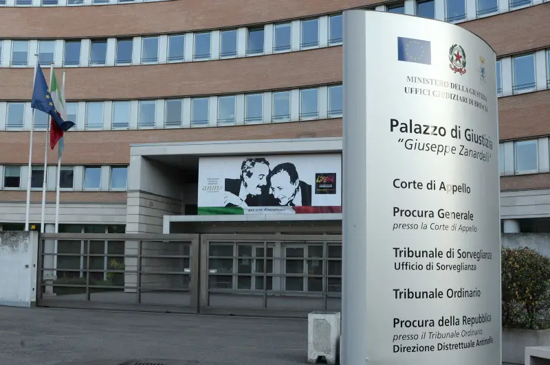Palagiustizia, la foto di Falcone e Borsellino posta da Libera