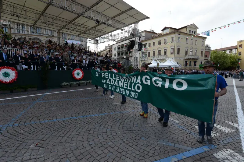 La sfilata delle penne nere bresciane