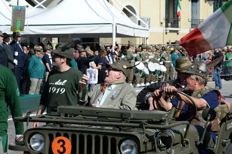 La sfilata delle penne nere bresciane