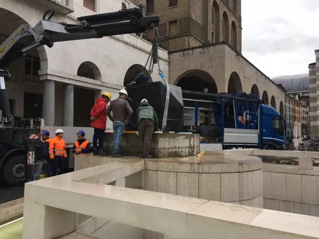 Il «gigante» di marmo nero di Paladino in piazza Vittoria