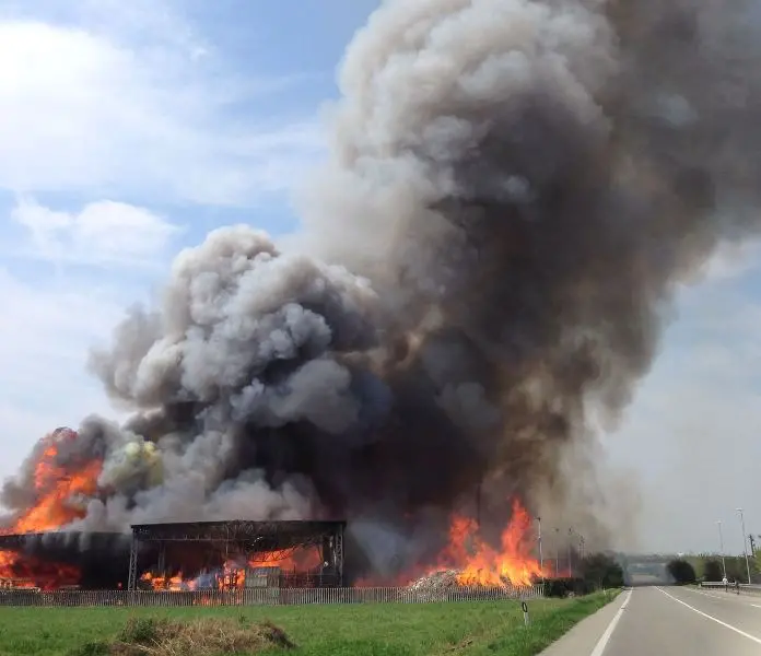 Maxi incendio a Montichiari, chiusa la Goitese