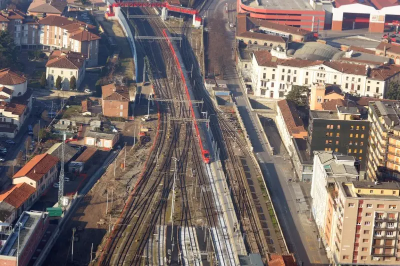 L'arrivo del Frecciarossa sulla linea Tav visto dal cielo