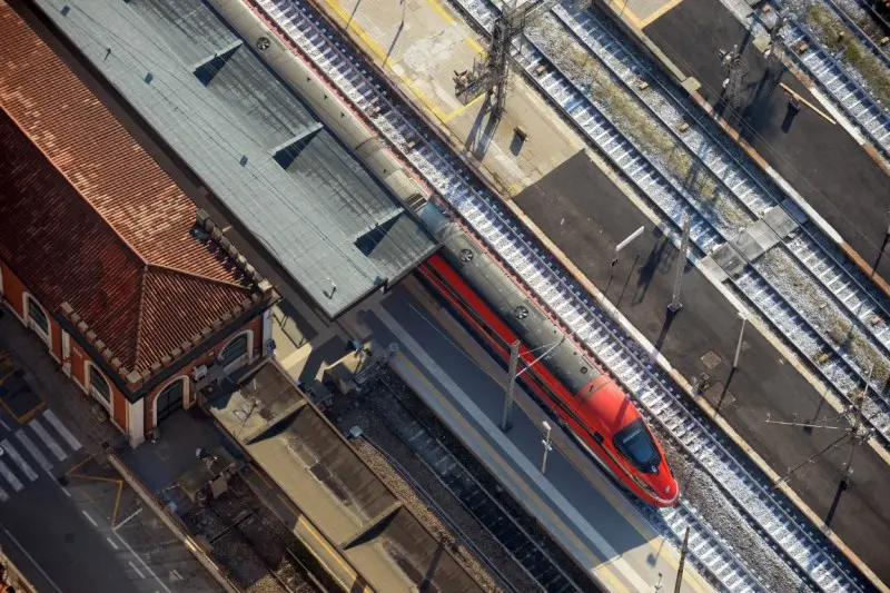 L'arrivo del Frecciarossa sulla linea Tav visto dal cielo