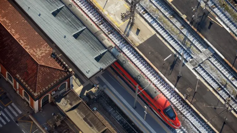 L'arrivo del Frecciarossa sulla linea Tav visto dal cielo