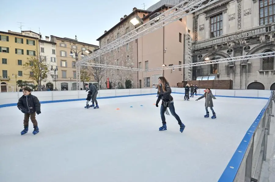 La pista di ghiaccio in largo Formentone