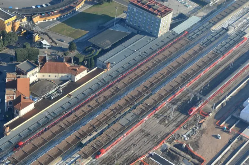 L'arrivo del Frecciarossa sulla linea Tav visto dal cielo