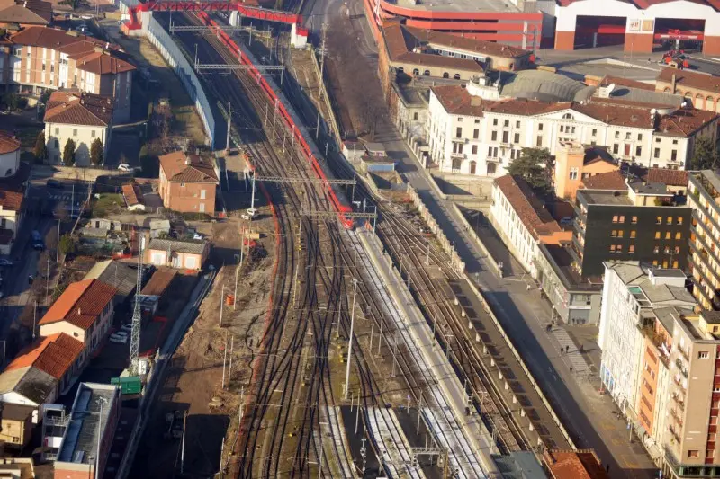 L'arrivo del Frecciarossa sulla linea Tav visto dal cielo