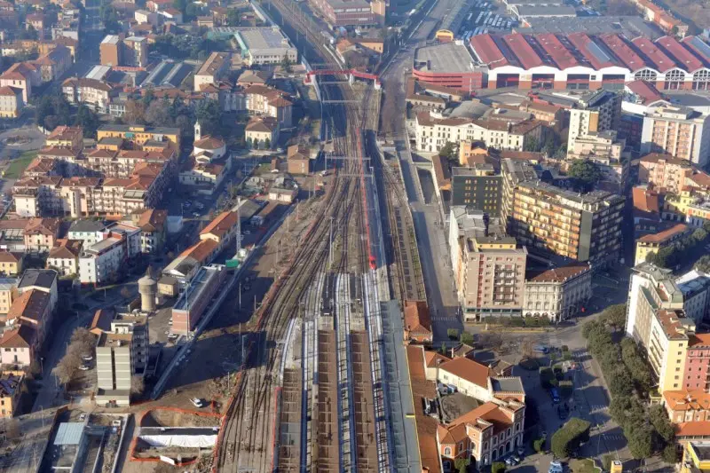 L'arrivo del Frecciarossa sulla linea Tav visto dal cielo