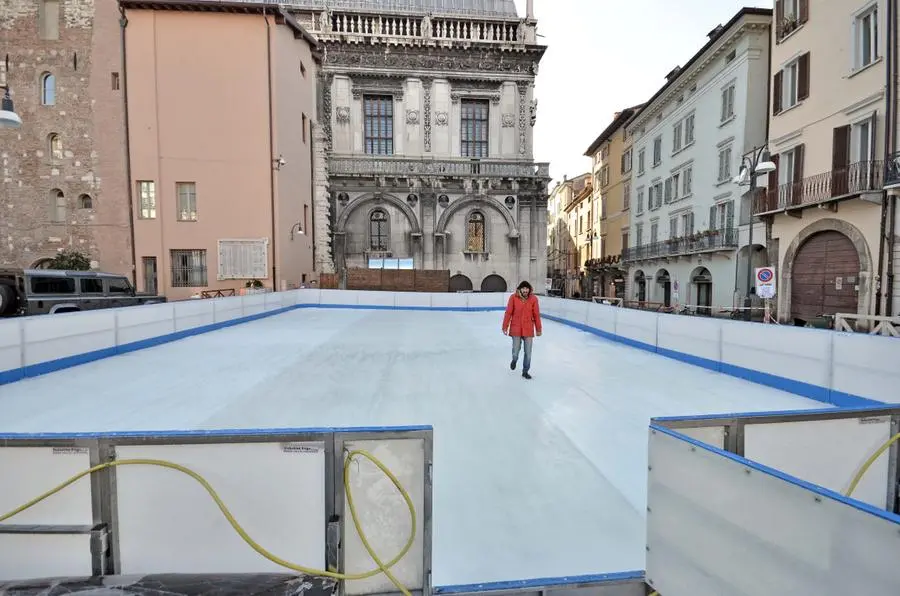 I lavori per il montaggio della pista di ghiaccio