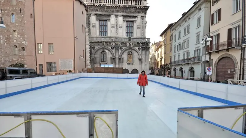 I lavori per il montaggio della pista di ghiaccio