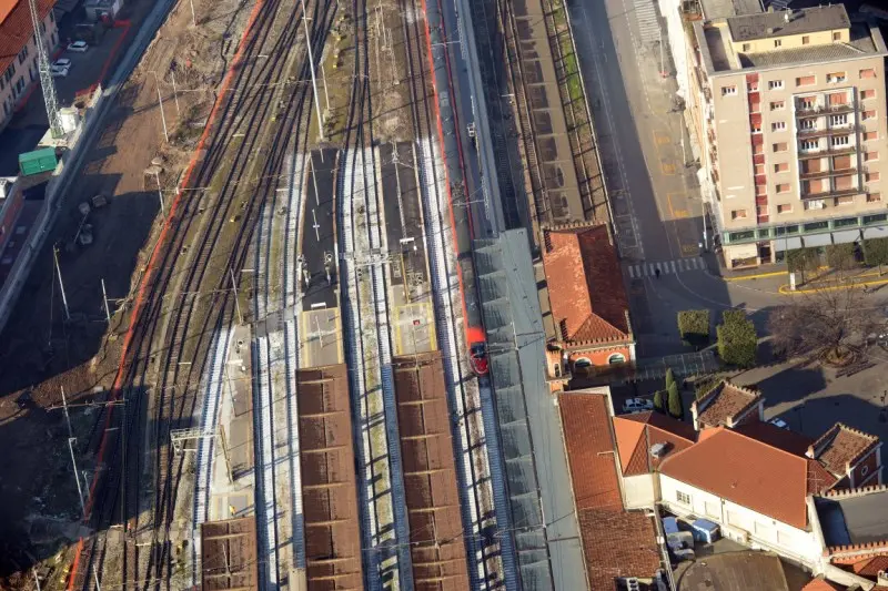 L'arrivo del Frecciarossa sulla linea Tav visto dal cielo