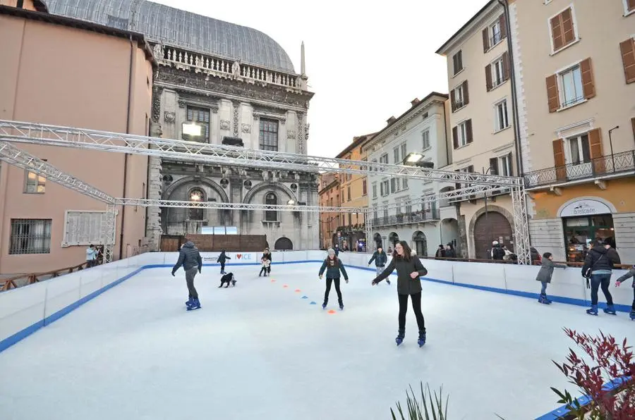 La pista di ghiaccio in largo Formentone