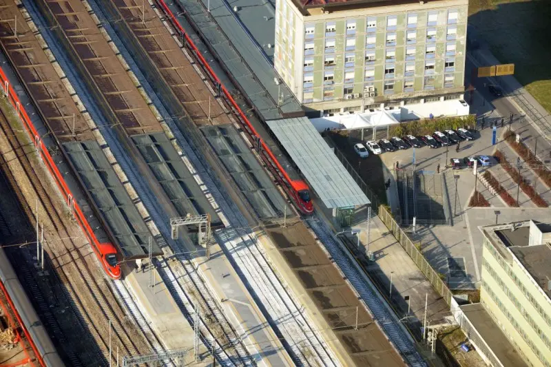 L'arrivo del Frecciarossa sulla linea Tav visto dal cielo