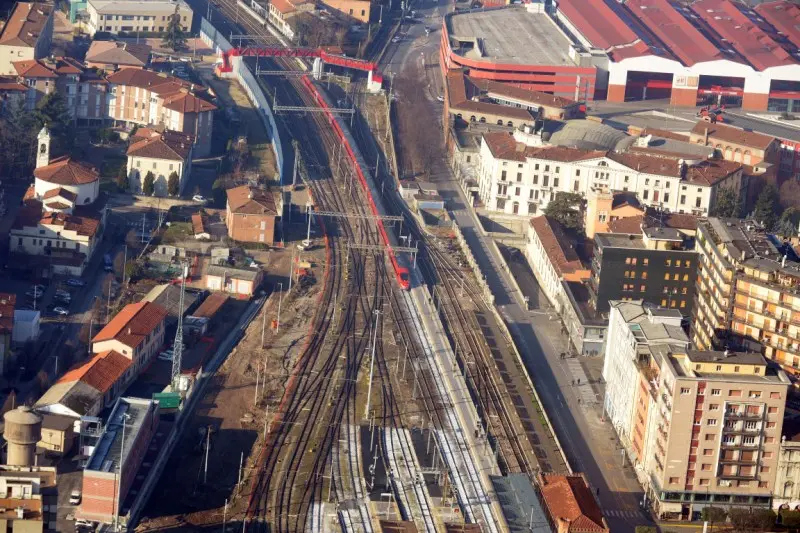 L'arrivo del Frecciarossa sulla linea Tav visto dal cielo