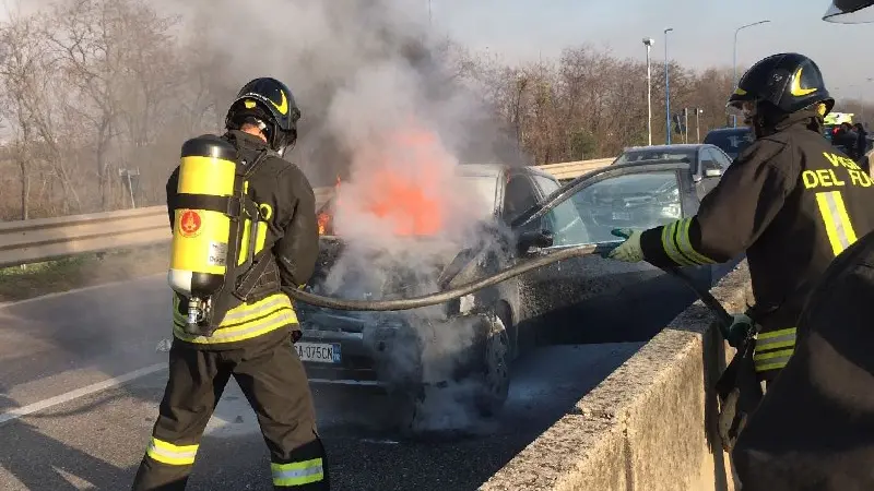 Fiamme in Tangenziale Sud