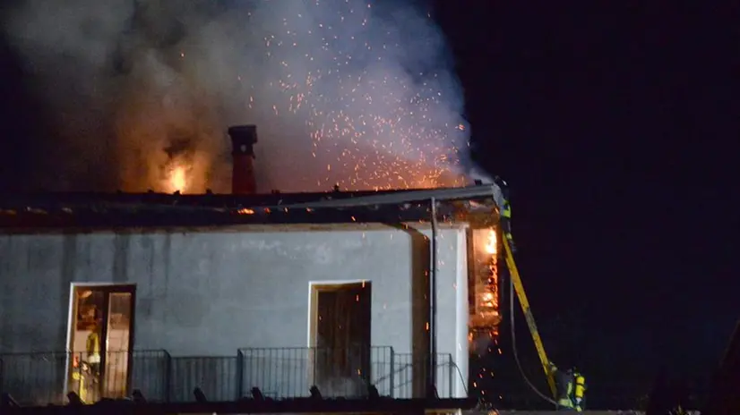 Sarezzo, le fiamme divorano il tetto