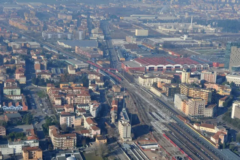 L'arrivo del Frecciarossa sulla linea Tav visto dal cielo