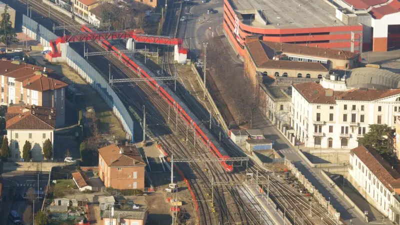 L'arrivo del Frecciarossa sulla linea Tav visto dal cielo
