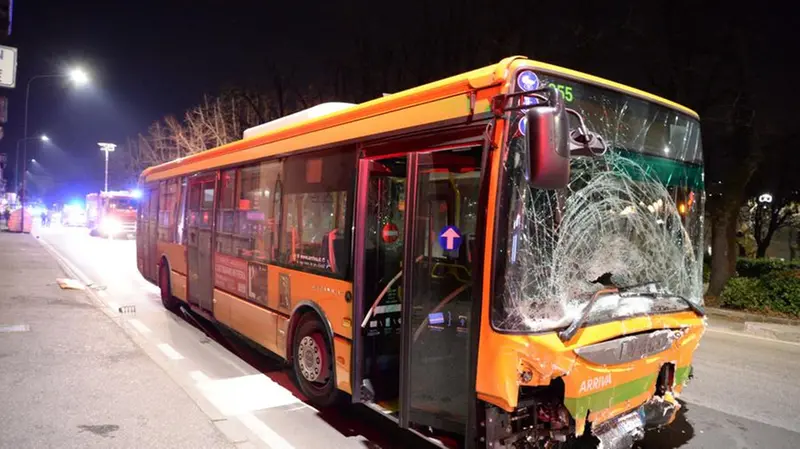 I mezzi incidentati in via Ugoni