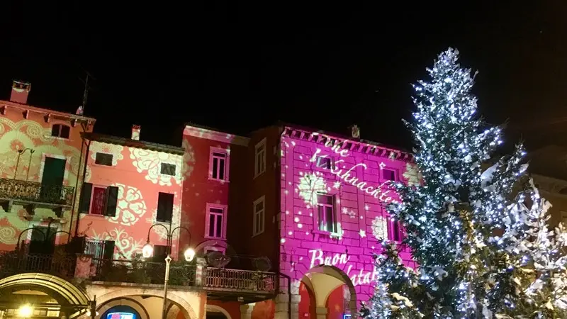Decorazioni natalizie in piazza Malvezzi a Desenzano