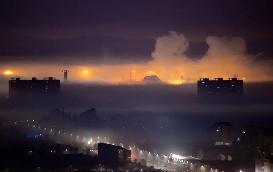La città avvolta dalla nebbia all'alba