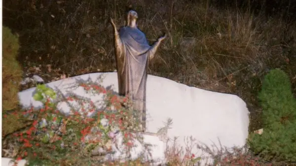 La statua in bronzo che è stata trafugata