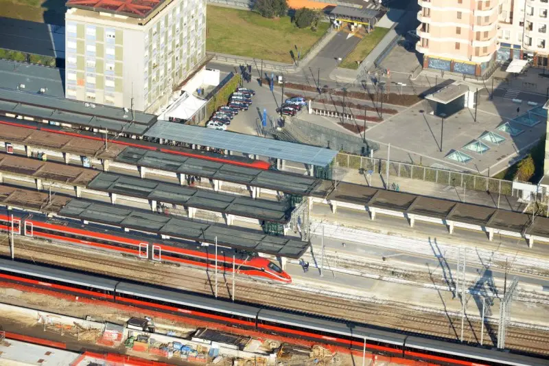 L'arrivo del Frecciarossa sulla linea Tav visto dal cielo