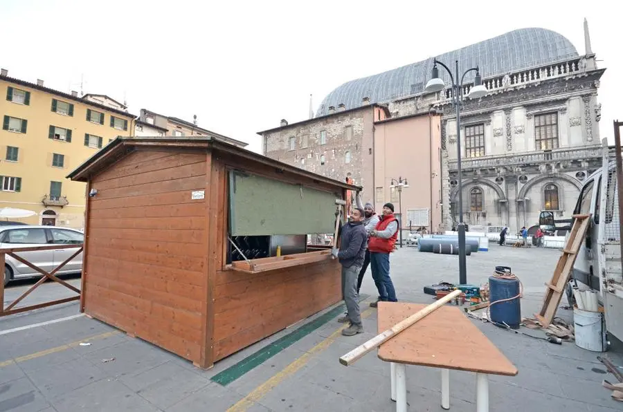 I lavori per il montaggio della pista di ghiaccio