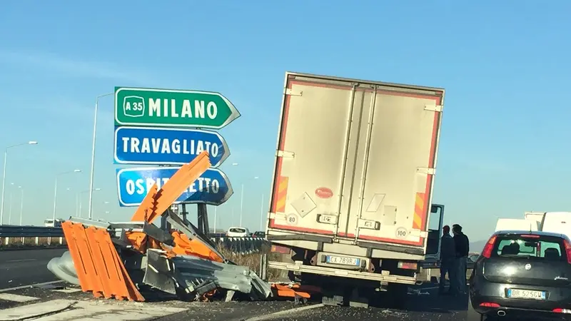Il camion finito contro la cuspide al bivio tra Tangenziale Sud e raccordo Brebemi - © www.giornaledibrescia.it