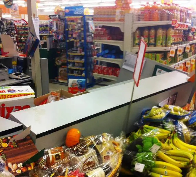 I danni lasciati dai malviventi nel supermercato Conad