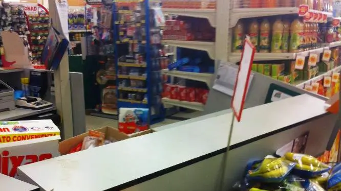 I danni lasciati dai malviventi nel supermercato Conad