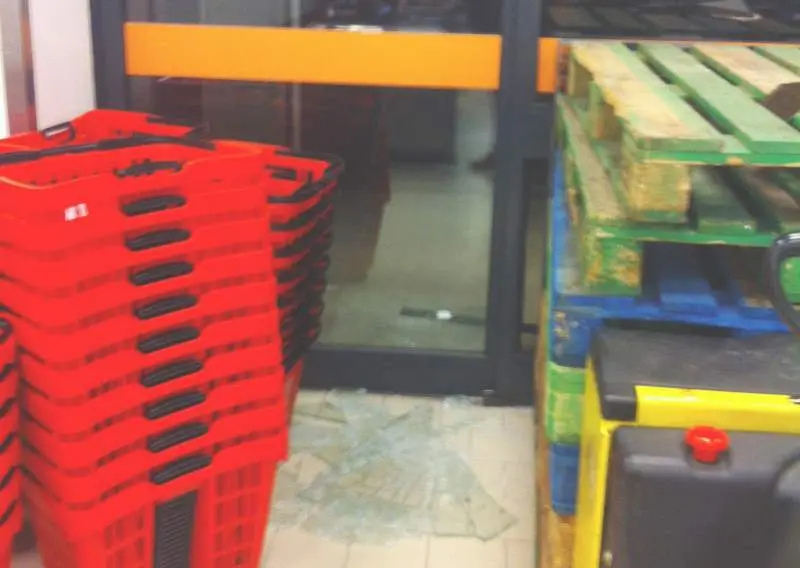 I danni lasciati dai malviventi nel supermercato Conad