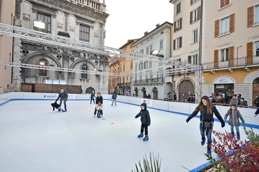 La pista di ghiaccio in largo Formentone