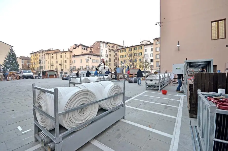 I lavori per il montaggio della pista di ghiaccio