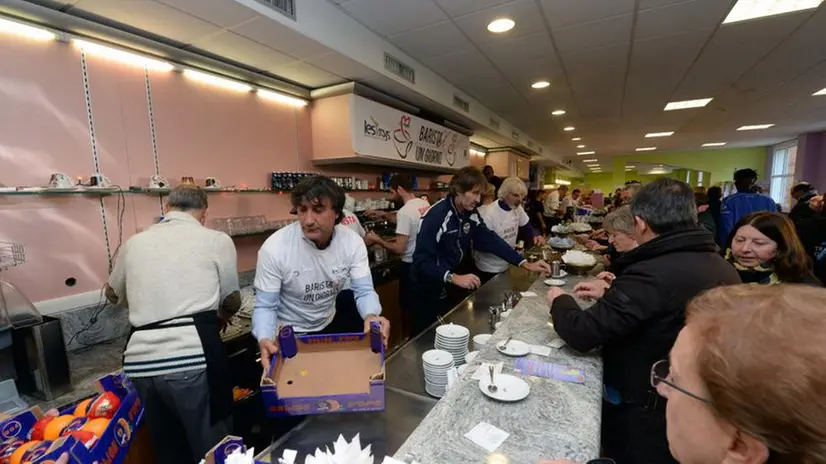 Barista per un giorno, vip dietro il bancone per l'Abe