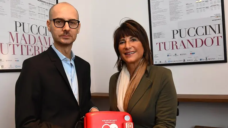 La consegna del defibrillatore al sovrintendente Angelini