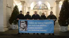 La protesta di Orini e degli altri manifestanti