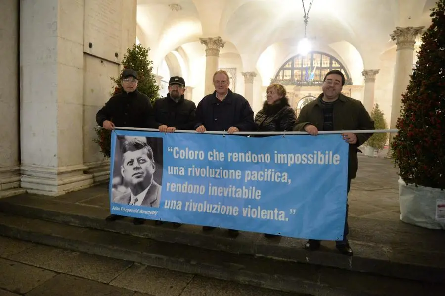 La protesta di Orini e degli altri manifestanti